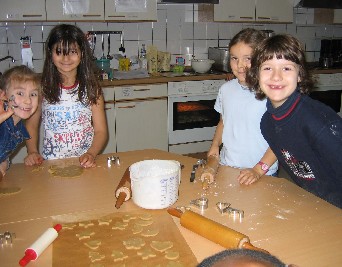 In der Küche stechen wir Plätzchen aus!