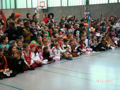 Alle Kinder in der Turnhalle