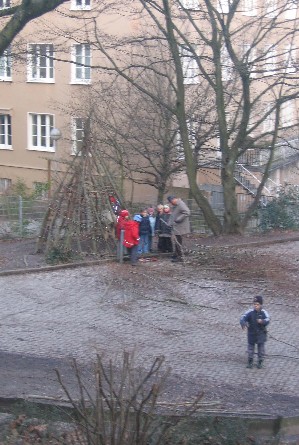 Kinder vor dem Tipi