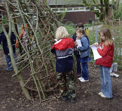 Kinder machen sich Notizen