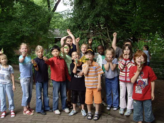 Die Kinder der Klasse 2c mit Blättern des Tipi